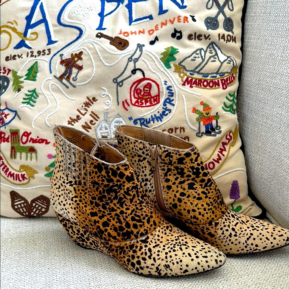 Chic Leopard Print Ankle Boots - Picture 3 of 14